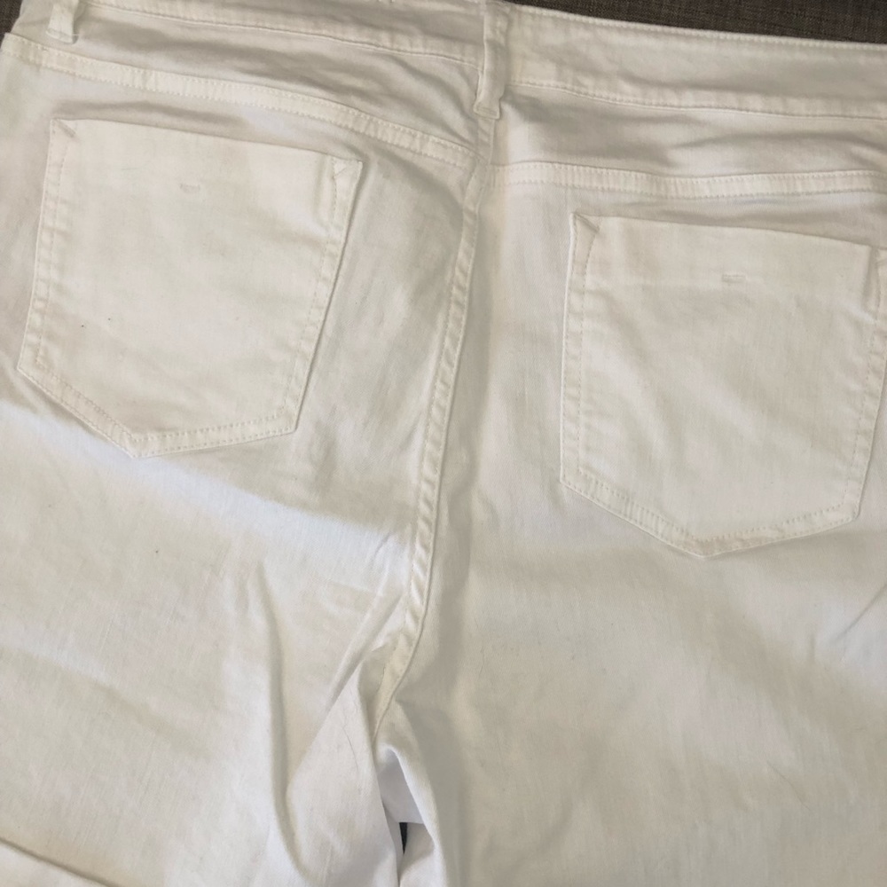 White stretchy NEW WITH TAG shorts - Picture 4 of 4